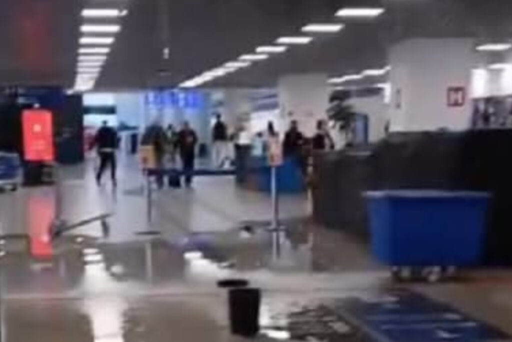 Forro do teto do Aeroporto Salgado Filho desaba em Porto Alegre forro-do-teto-do-aeroporto-salgado-filho-desaba-em-porto-alegre