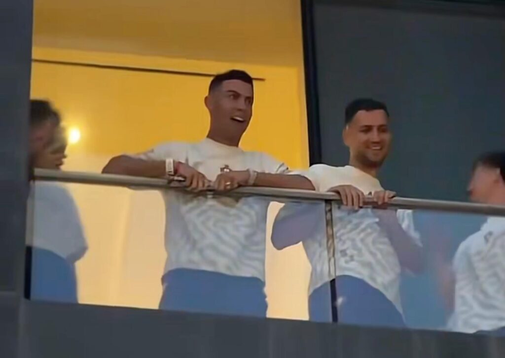 Cristiano Ronaldo leva torcedores à loucura em hotel no Canadá; vídeo cristiano-ronaldo-leva-torcedores-a-loucura-em-hotel-no-canada;-video