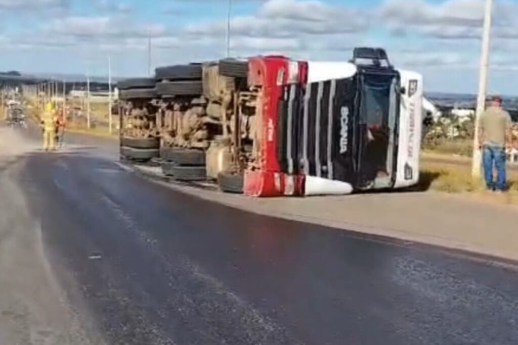carreta-tomba-e-pista-fica-coberta-por-oleo-diesel-na-br-040
