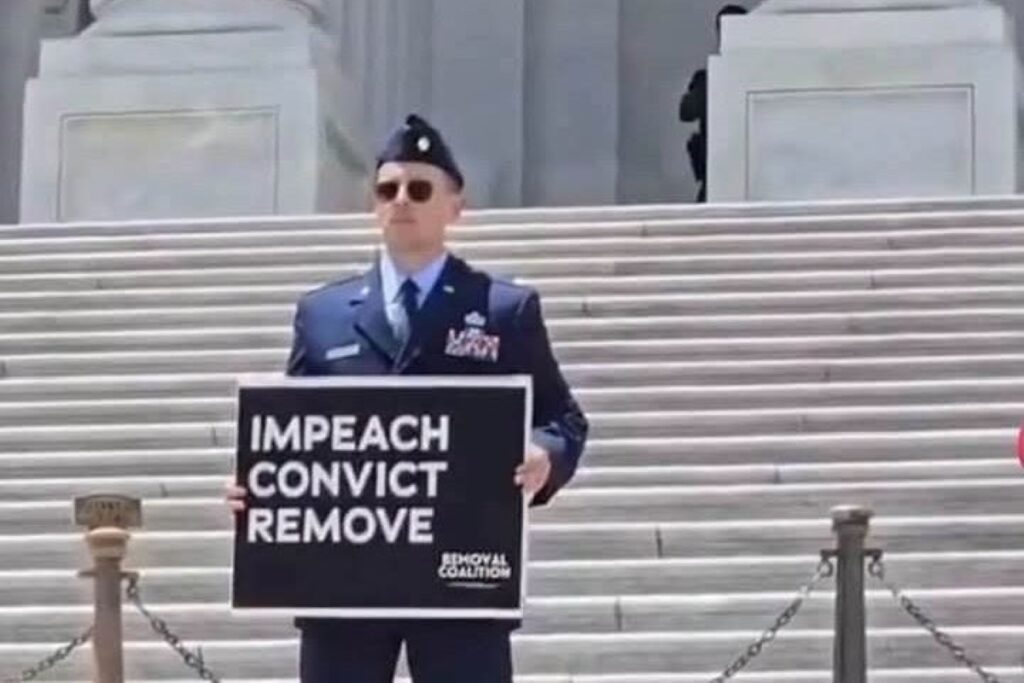 militar-dos-eua-e-preso-no-capitolio-apos-pedir-impeachment-de-trump