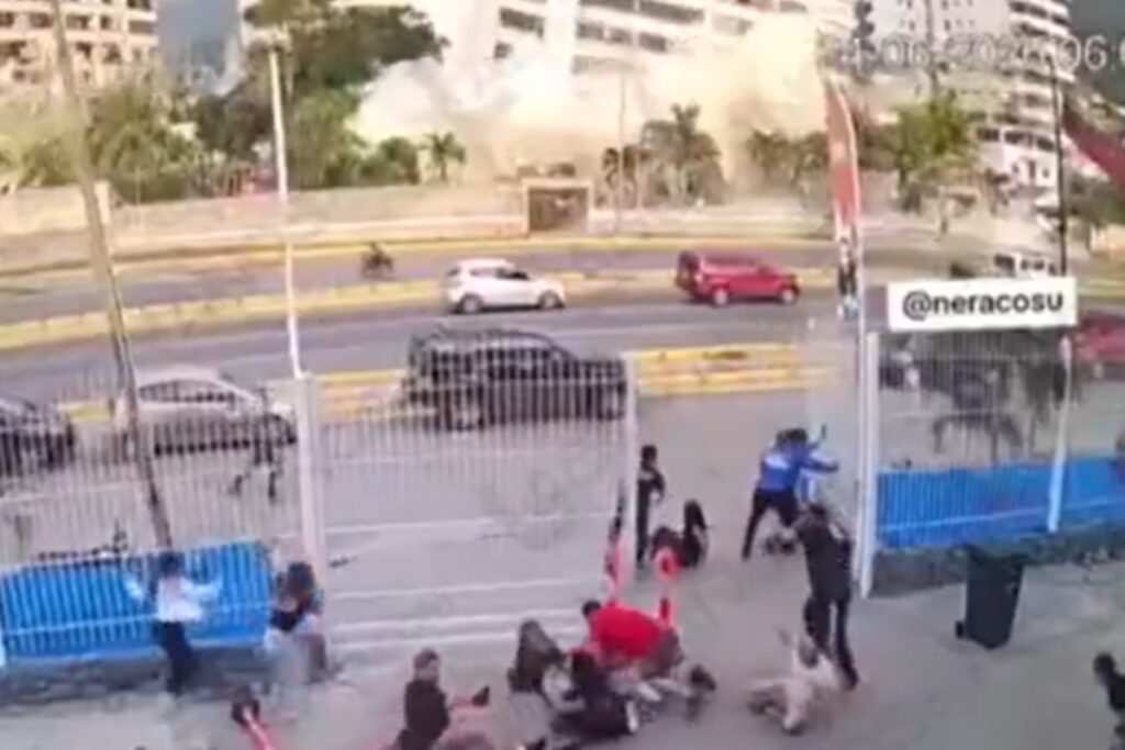 Terremoto duplo derruba prédio e assusta pedestres na Venezuela terremoto-duplo-derruba-predio-e-assusta-pedestres-na-venezuela