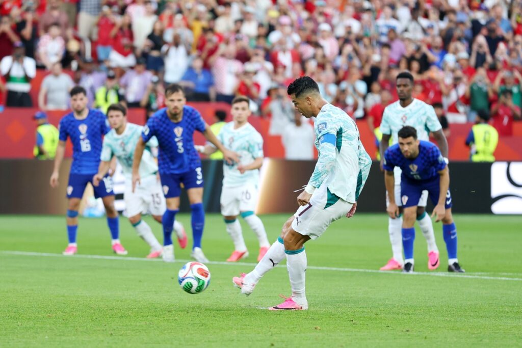 Web vai à loucura com gol de Cristiano Ronaldo em vitória de Portugal web-vai-a-loucura-com-gol-de-cristiano-ronaldo-em-vitoria-de-portugal