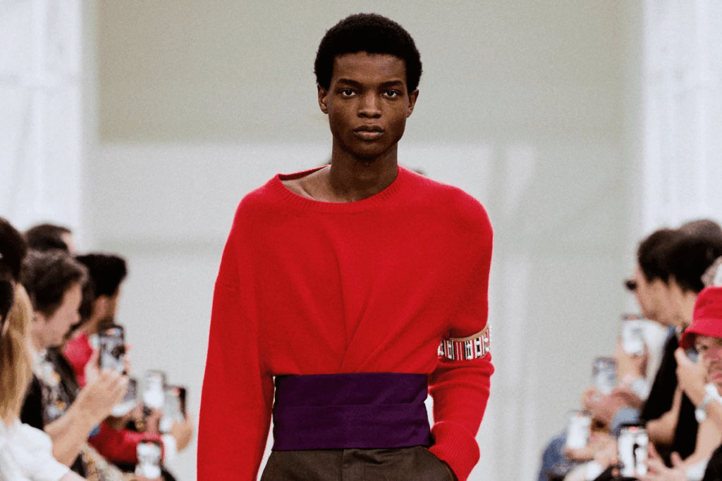 Roxo e vermelho são tendência nas passarelas masculinas de 2027 roxo-e-vermelho-sao-tendencia-nas-passarelas-masculinas-de-2027