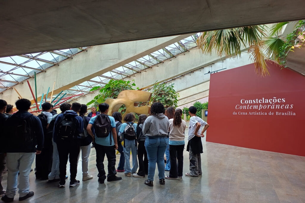 320 alunos do Itapoã conhecem a mostra Constelações Contemporâneas 320-alunos-do-itapoa-conhecem-a-mostra-constelacoes-contemporaneas