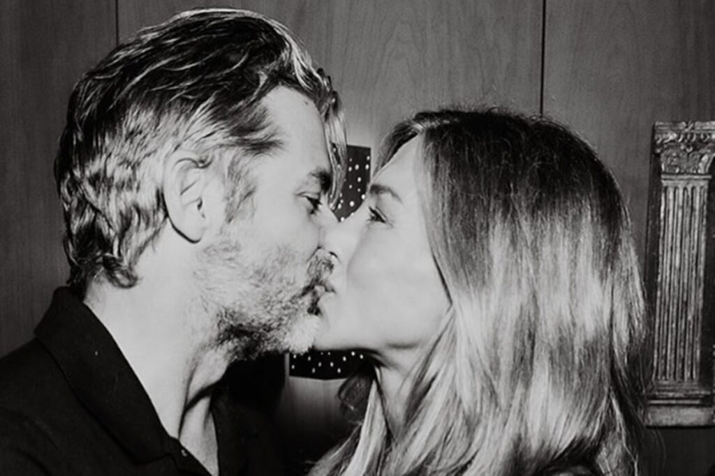 Jennifer Aniston publica foto rara com o namorado. Conheça Jim Curtis jennifer-aniston-publica-foto-rara-com-o-namorado.-conheca-jim-curtis