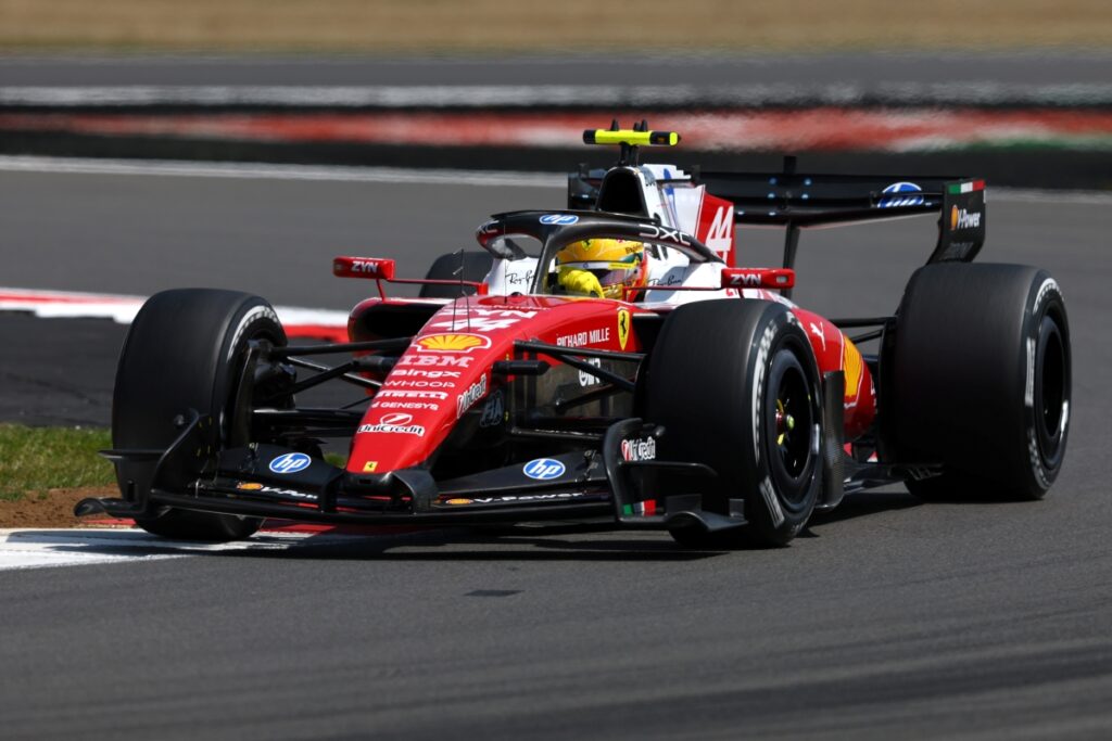 f1:-lewis-hamilton-lidera-treino-livre-na-gra-betanha;-bortoleto-e-12°
