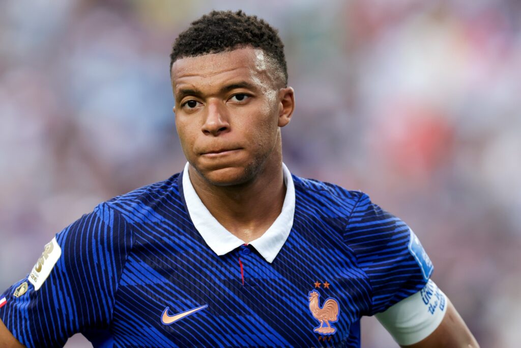 copa:-peticao-para-pedir-desculpas-a-mbappe-viraliza-na-franca
