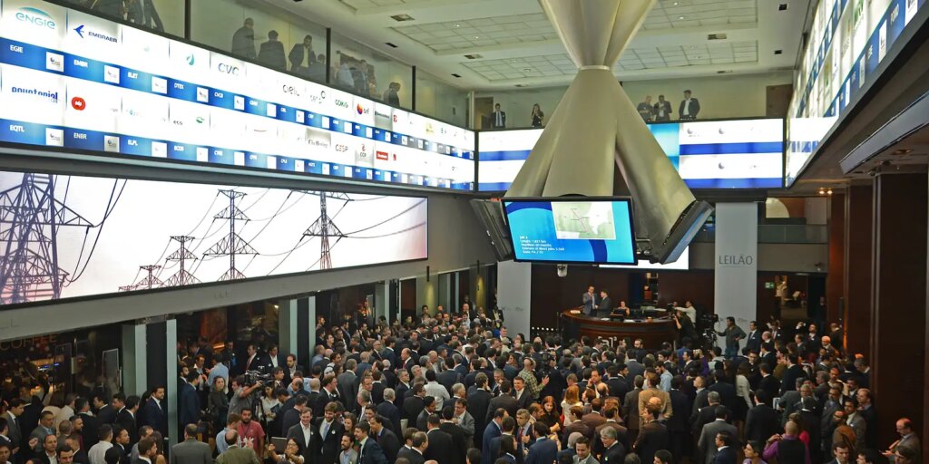 Ibovespa volta aos 174 mil pontos com aposta na Selic, e dólar cai ibovespa-volta-aos-174-mil-pontos-com-aposta-na-selic,-e-dolar-cai
