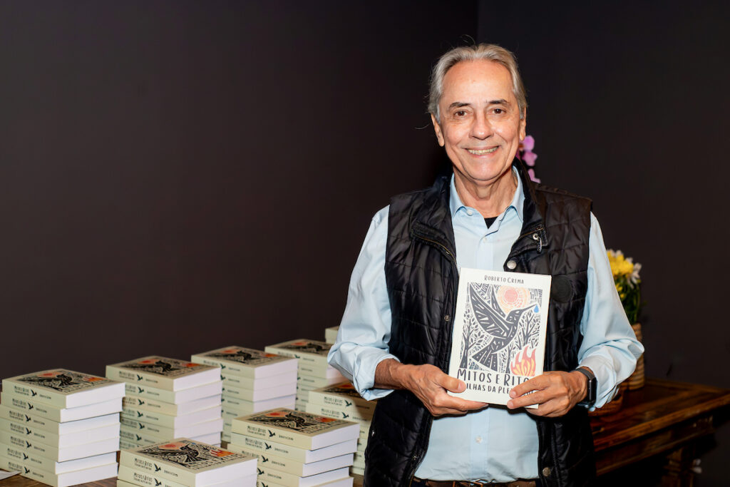 roberto-crema-lanca-livro-em-coquetel-na-presenca-de-familia-e-amigos