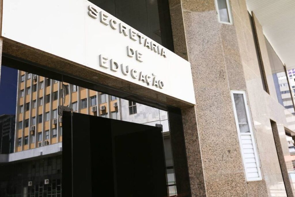 professora-do-df-e-condenada-por-furtar-cartao-de-colega-em-escola