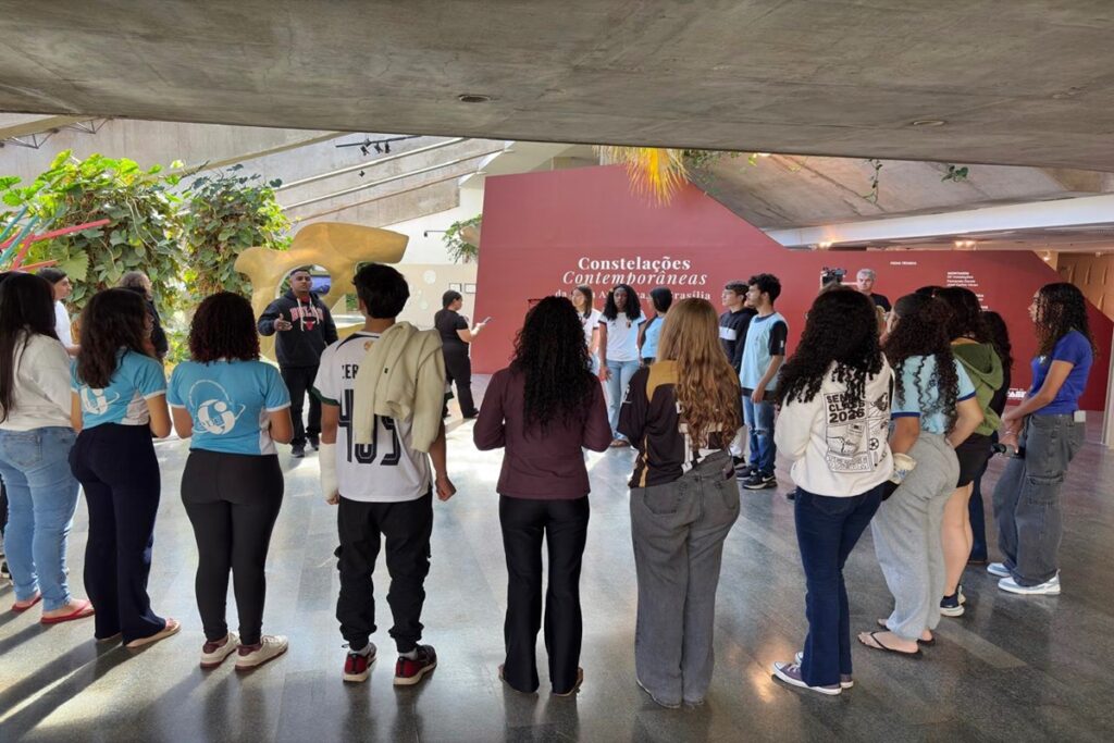 Alunos do ensino médio apreciam mostra Constelações Contemporâneas alunos-do-ensino-medio-apreciam-mostra-constelacoes-contemporaneas