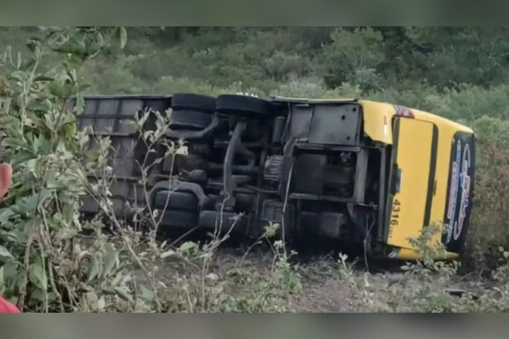 onibus-com-40-romeiros-tomba-no-ceara,-deixa-2-mortos-e-varios-feridos