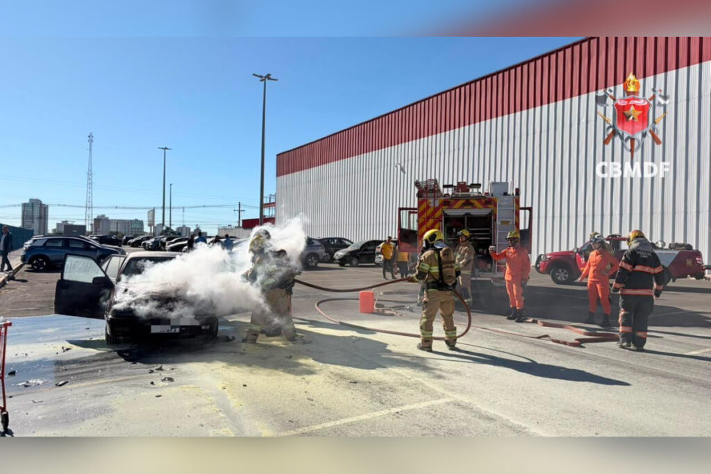 Incêndio atinge motor de carro e mobiliza bombeiros em Taguatinga incendio-atinge-motor-de-carro-e-mobiliza-bombeiros-em-taguatinga