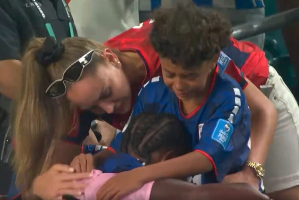 jogador-de-cabo-verde-e-consolado-pelo-filho-apos-derrota-e-gera-comocao