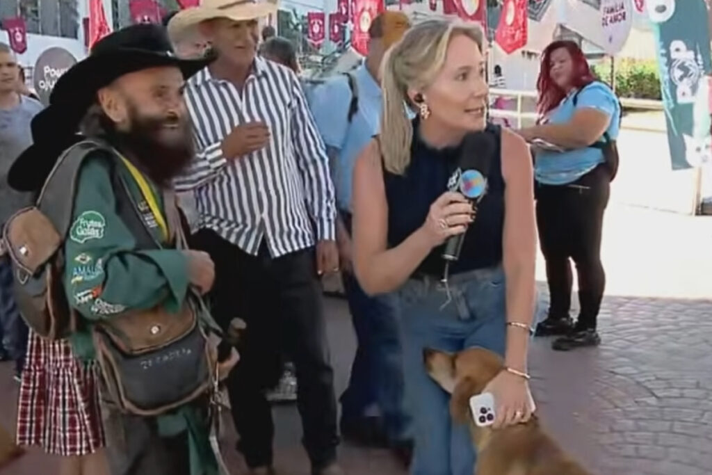 cachorro-“come”-equipamento-de-apresentadora-do-sbt-ao-vivo