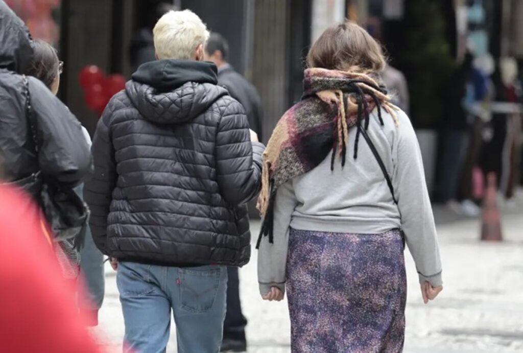 alerta:-temperatura-pode-cair-ate-5°c-em-178-cidades-de-mg;-veja-lista