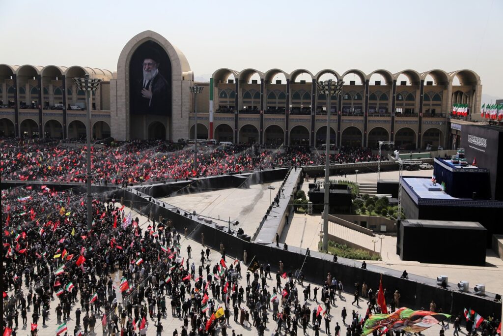 multidao-em-funeral-de-ali-khamenei-exige-vinganca-contra-eua-e-israel