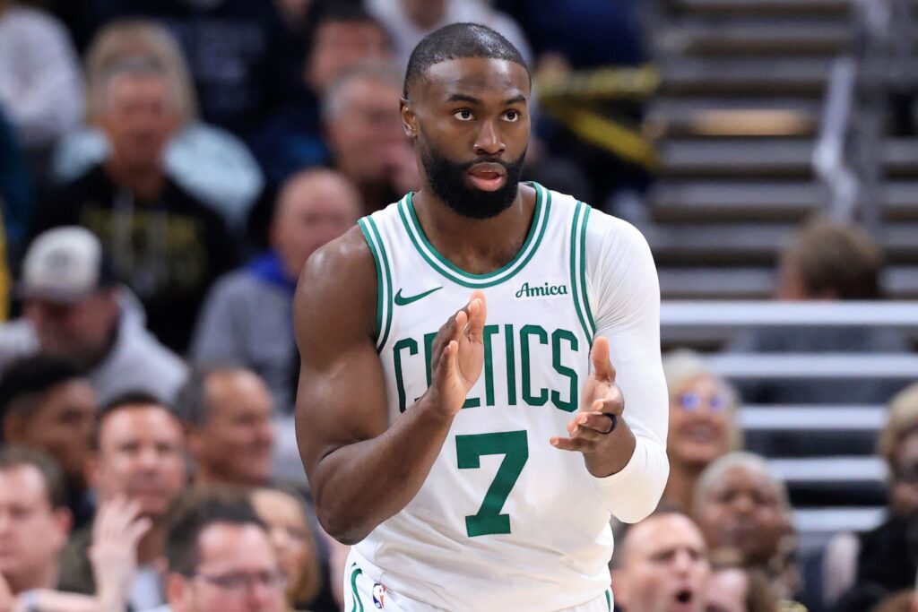 Brown se despede do Boston Celtics após troca para o Sixers brown-se-despede-do-boston-celtics-apos-troca-para-o-sixers