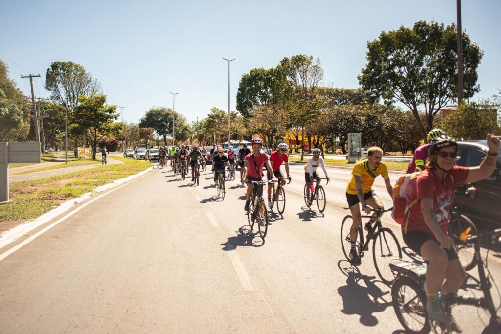 atletas-pedalam-em-protesto-contra-morte-e-atropelamento-de-ciclistas
