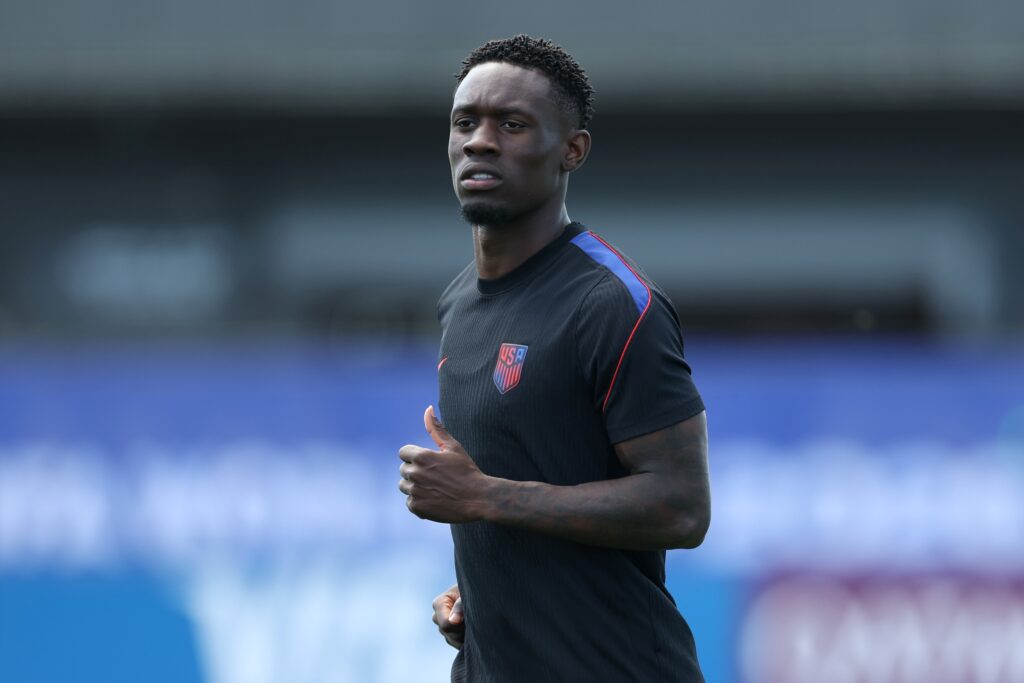 uefa-critica-decisao-da-fifa-de-retirar-cartao-vermelho-de-balogun
