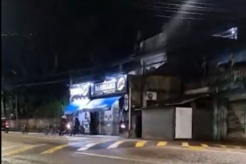 homem-abre-fogo,-mata-2-dentro-de-adega-e-foge-em-garupa-de-moto