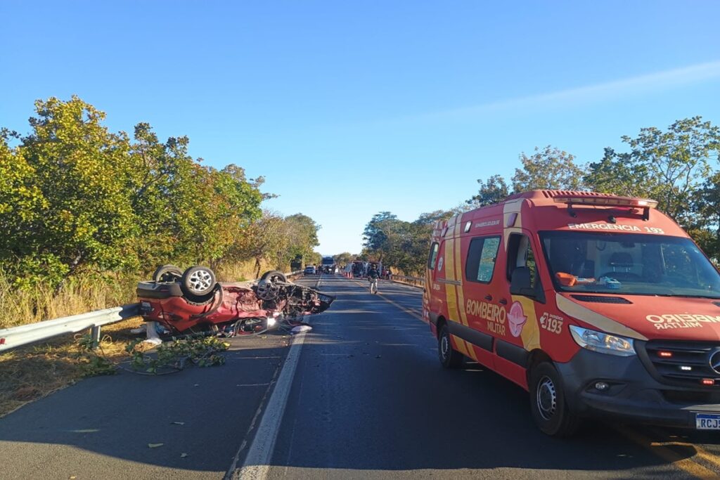 acidente-entre-dois-carros-deixa-um-morto-e-cinco-feridos-na-br-020