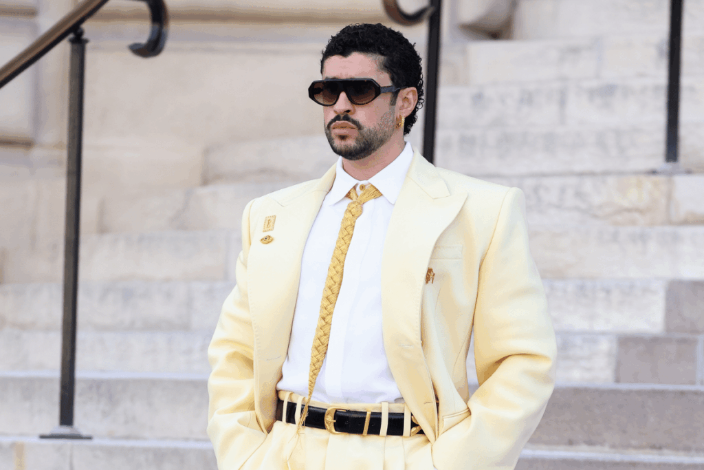 bad-bunny-se-destaca-com-gravata-de-tranca-no-desfile-da-schiaparelli