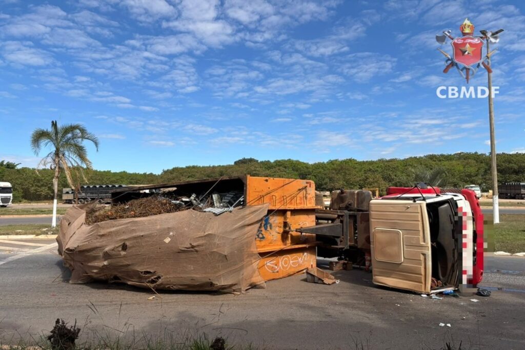 Motorista de caminhão fica ferido após capotar veículo no SIA motorista-de-caminhao-fica-ferido-apos-capotar-veiculo-no-sia