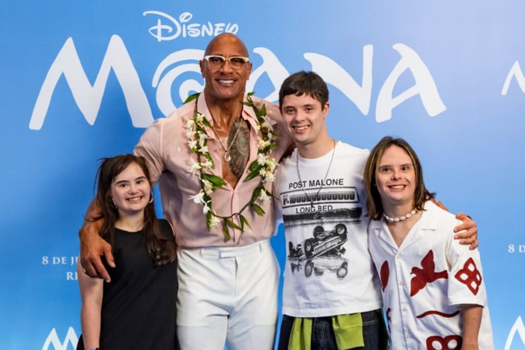 atores-com-sindrome-de-down-conhecem-the-rock-apos-campanha-nas-redes