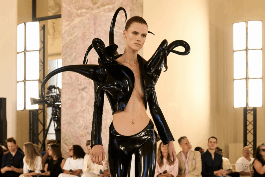 Schiaparelli celebra legado de Elsa em desfile que se distancia da IA schiaparelli-celebra-legado-de-elsa-em-desfile-que-se-distancia-da-ia