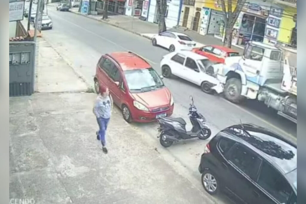 motorista-invade-a-contramao-e-bate-forte-em-caminhao-em-bh