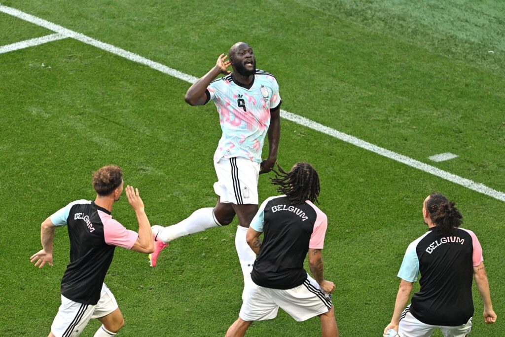 lukaku-provoca-e-comemora-gol-contra-os-eua-imitando-“danca-de-trump”
