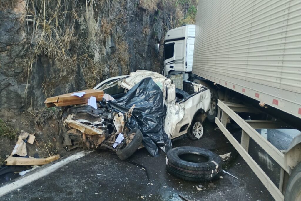 colisao-entre-carro-e-carreta-deixa-um-morto-na-br-381-em-mg