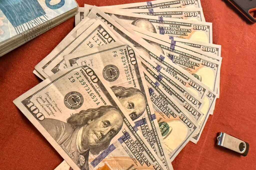 dolar-abre-dia-em-leve-alta,-puxado-por-instabilidade-no-oriente-medio