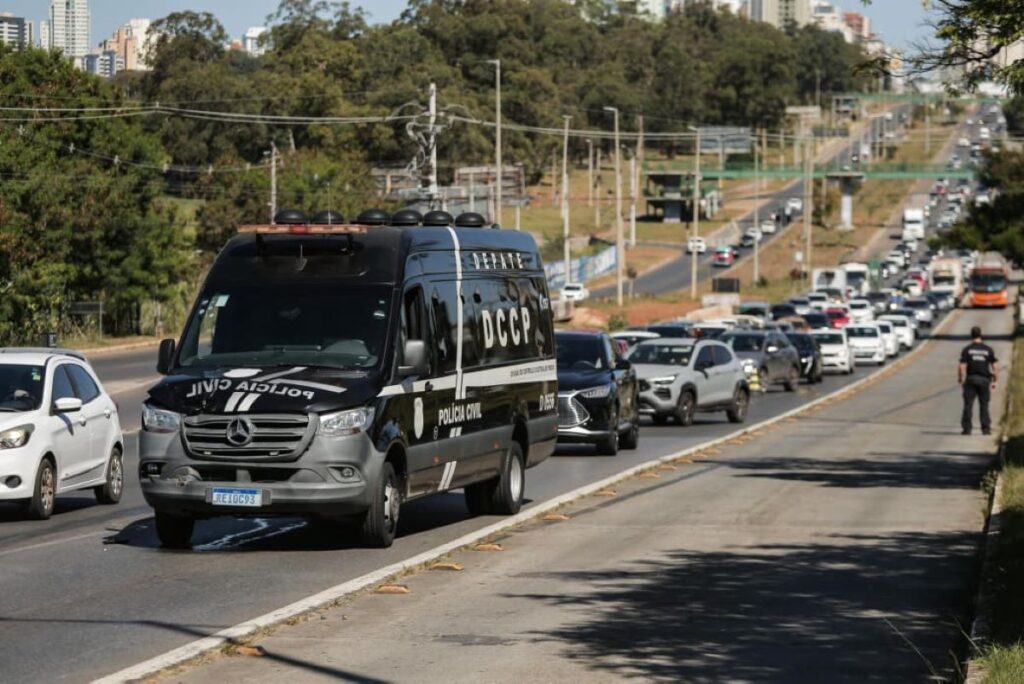 Viatura que fazia transferência de presos bate em carro na EPTG viatura-que-fazia-transferencia-de-presos-bate-em-carro-na-eptg