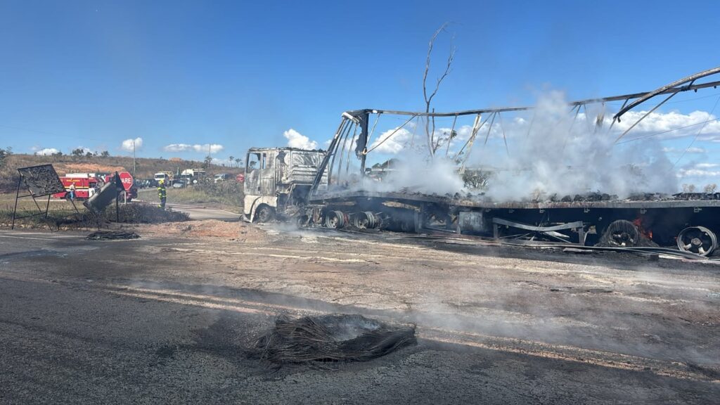 mg:-carreta-com-oleo-vegetal-fica-destruida-apos-incendio-na-br-262