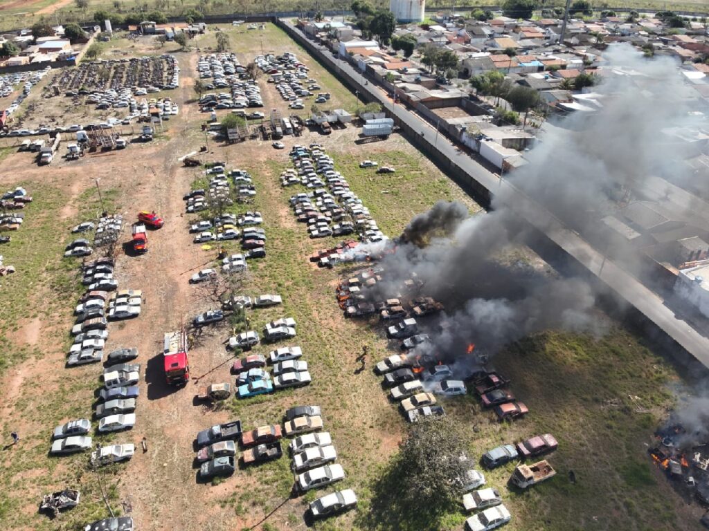 incendio-em-patio-destroi-quase-30-carros-em-mg