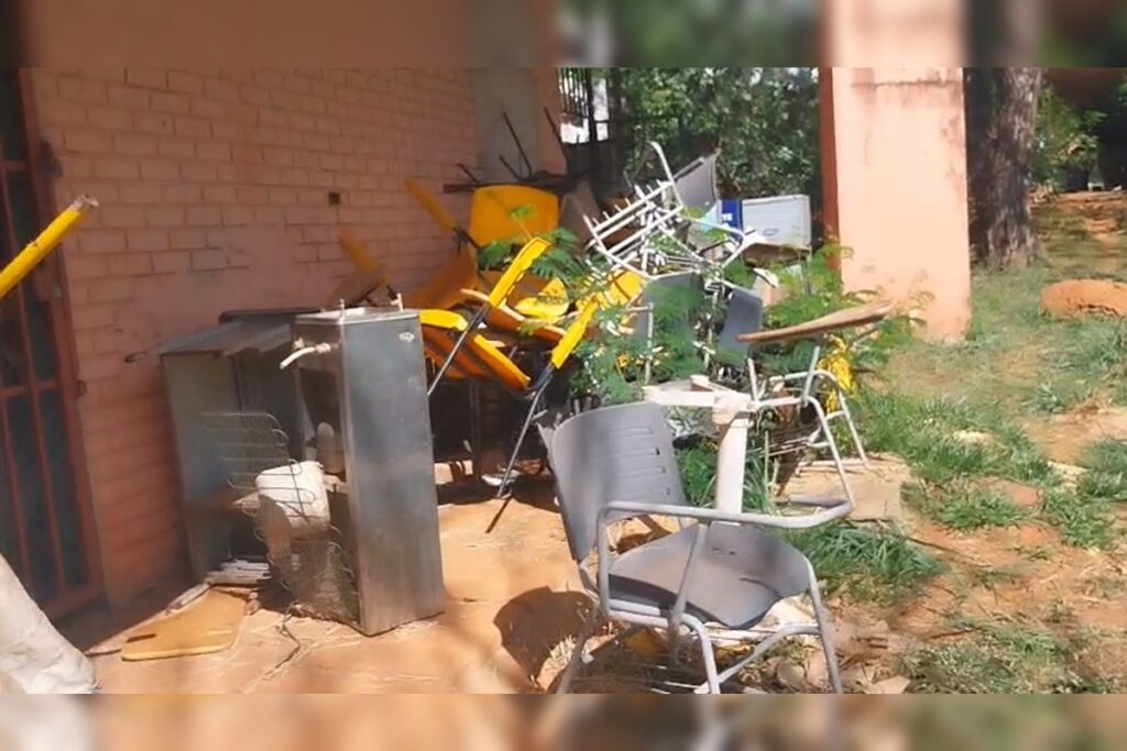 risco-de-escorpioes:-colegio-tem-moveis-sem-utilidade-empilhados-ate-o-teto