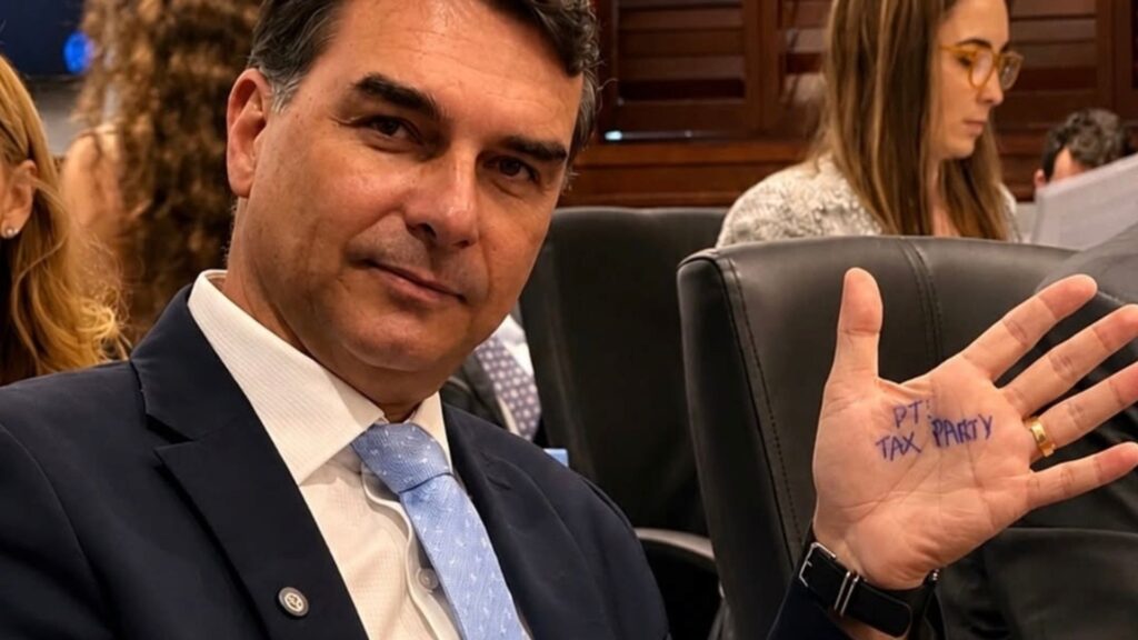 flavio-so-piora:-fez-teatro-nos-eua-e-colheu-repudio-por-traicao