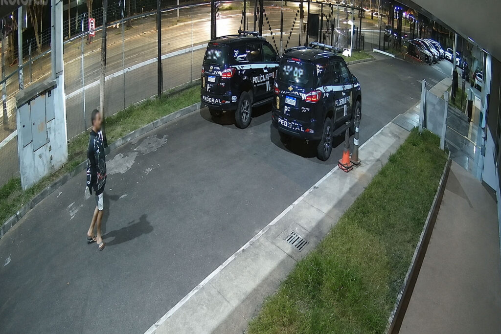 Homem é preso por atirar pedra e quebrar vidro de viatura em delegacia homem-e-preso-por-atirar-pedra-e-quebrar-vidro-de-viatura-em-delegacia
