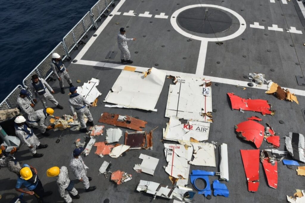 paquistao:-destrocos-de-aviao-que-caiu-com-5-pessoas-sao-encontrados