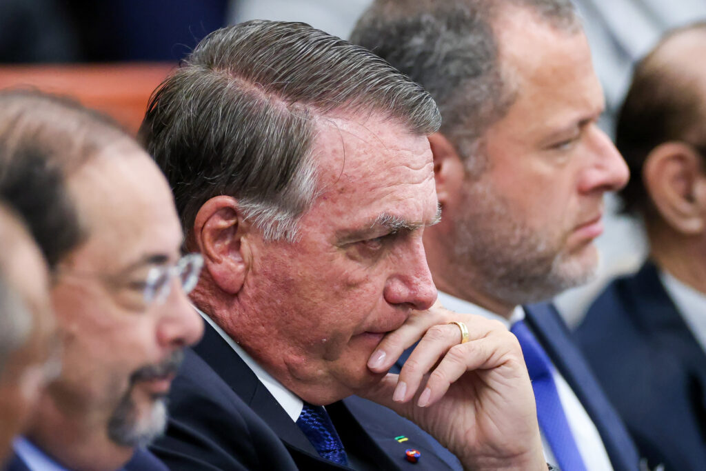 pf-diz-que-bolsonaro-entregou-fuzil-e-pistola-por-decisao-do-tcu