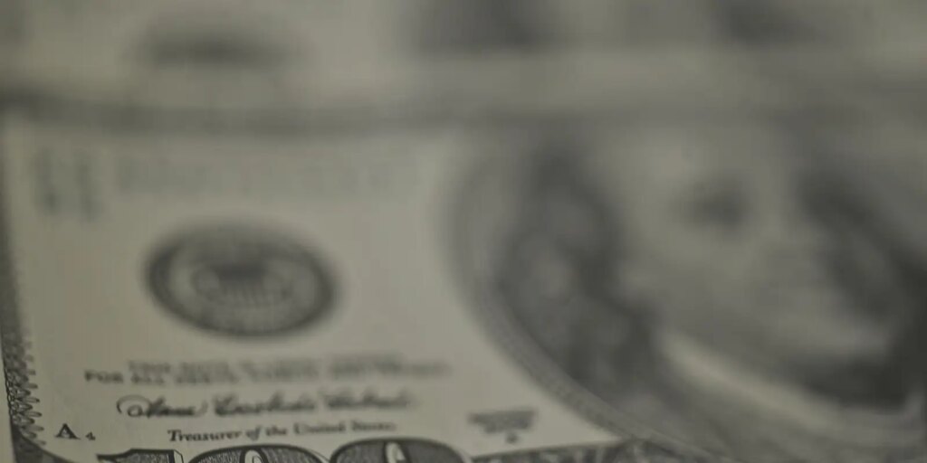 Dólar recua, bolsa cai e petróleo dispara com tensão no Oriente Médio dolar-recua,-bolsa-cai-e-petroleo-dispara-com-tensao-no-oriente-medio
