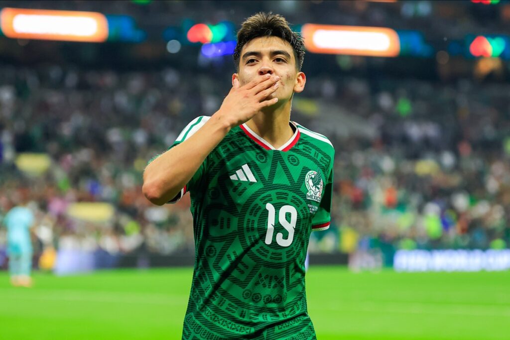 Atacante do México se forma no ensino médio após eliminação na Copa atacante-do-mexico-se-forma-no-ensino-medio-apos-eliminacao-na-copa