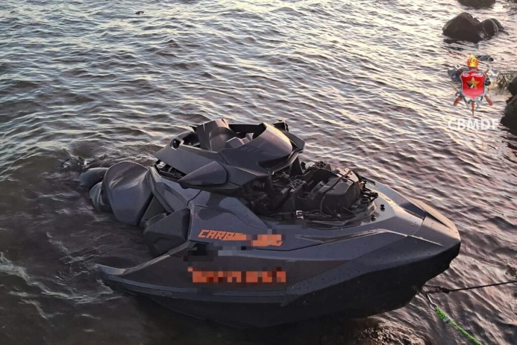 bebado-em-jet-ski-bate-em-lancha-da-pm,-e-mulher-fica-ferida