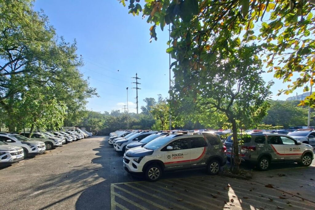viaturas-com-logo-do-governo-federal-estao-paradas-no-patio-da-policia-de-sp