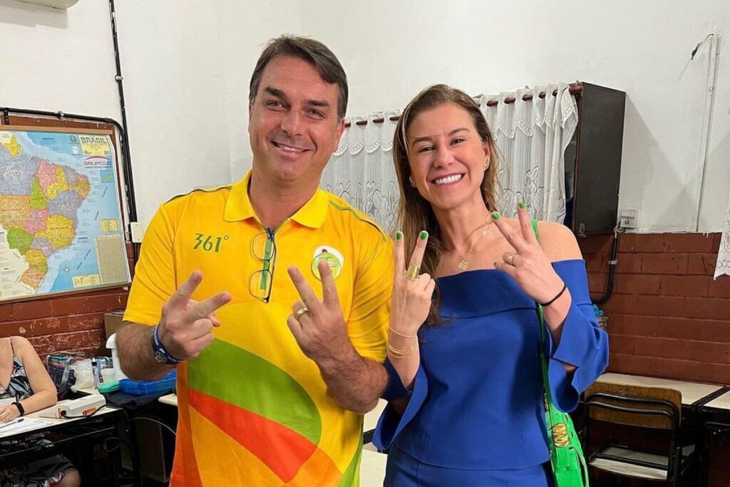 Após crise com Michelle, Flávio escala esposa para atrair mulheres apos-crise-com-michelle,-flavio-escala-esposa-para-atrair-mulheres