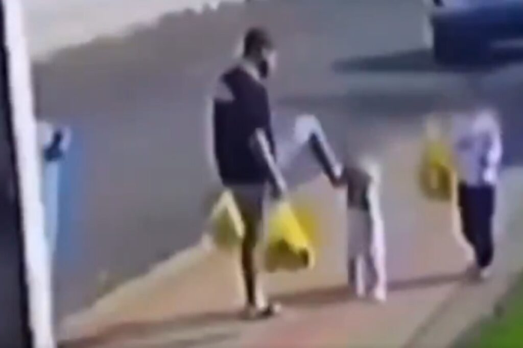 Pai é flagrado chutando a própria filha, de 3 anos, no Paraná pai-e-flagrado-chutando-a-propria-filha,-de-3-anos,-no-parana