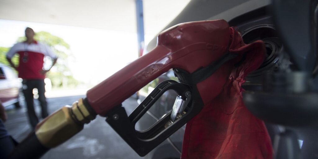 Com nova alta mundial do petróleo, governo mantém desconto na gasolina com-nova-alta-mundial-do-petroleo,-governo-mantem-desconto-na-gasolina