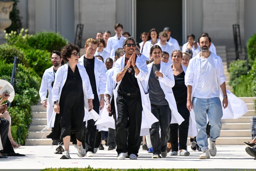Pierpaolo Piccioli encerra desfile da Balenciaga ao lado da equipe pierpaolo-piccioli-encerra-desfile-da-balenciaga-ao-lado-da-equipe